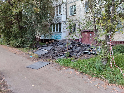 Демонтаж кровли на Демьяна Бедного проходит без контроля и с нарушениями